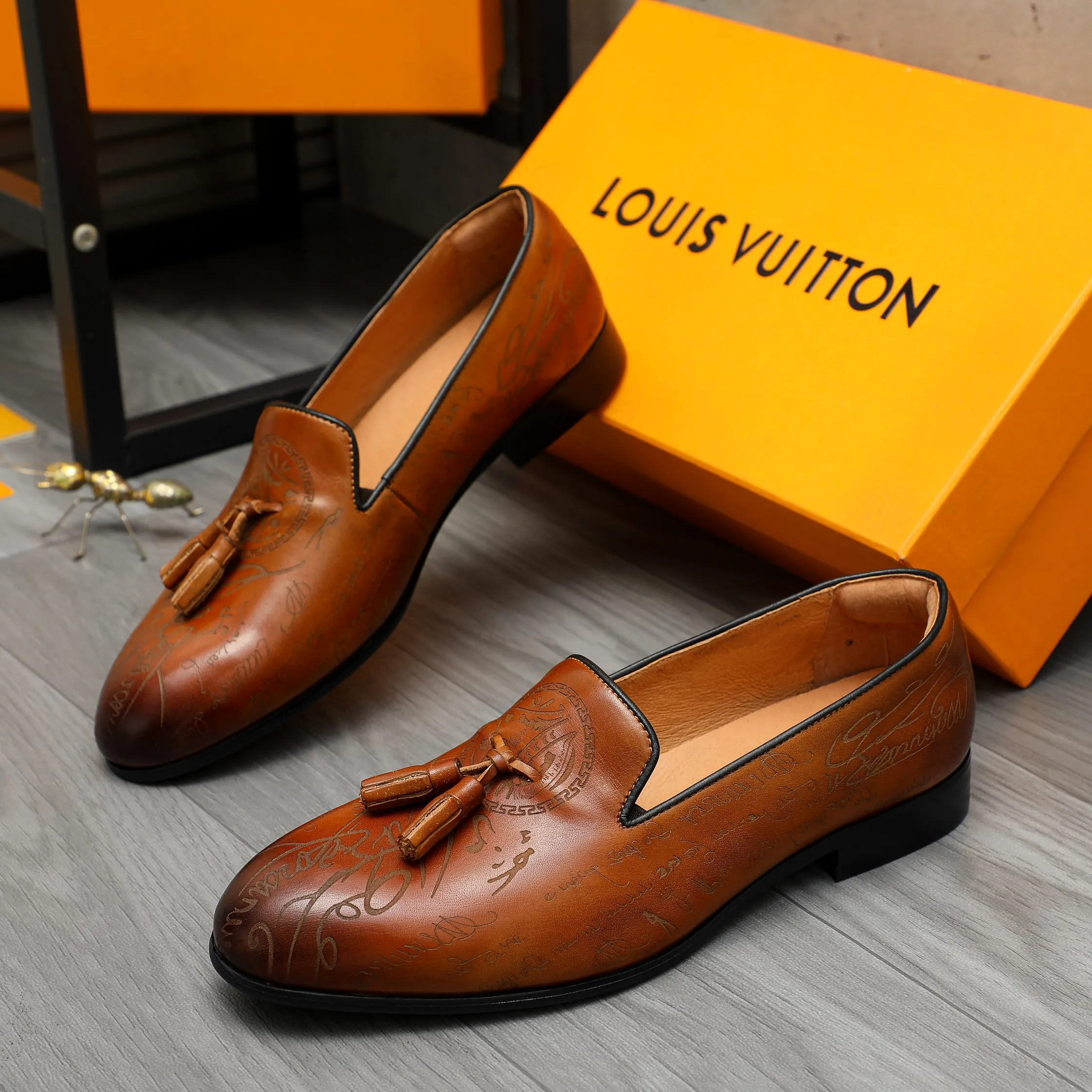 Men's shoes 💰520 Product trademark: LV "Louis Vuitton" business slip-on leather shoes Regular size: 37-46 Product material: Selected color-burned cowhide upper, pigskin lining, rubber outsole